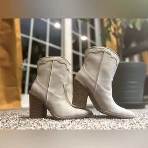 DV DOLCE VITA NWT western booties